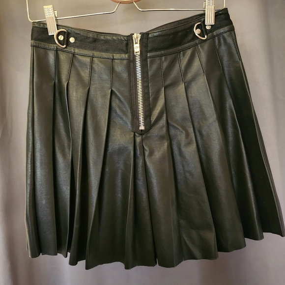 Faux leather mini skirt size Large O ring - Picture 4 of 6